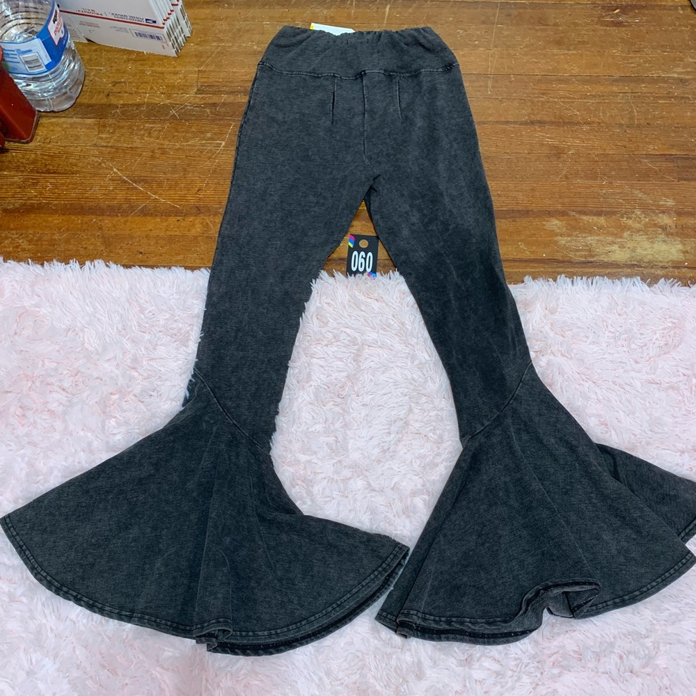 New with tags earthbound black bellbottoms pull on pants